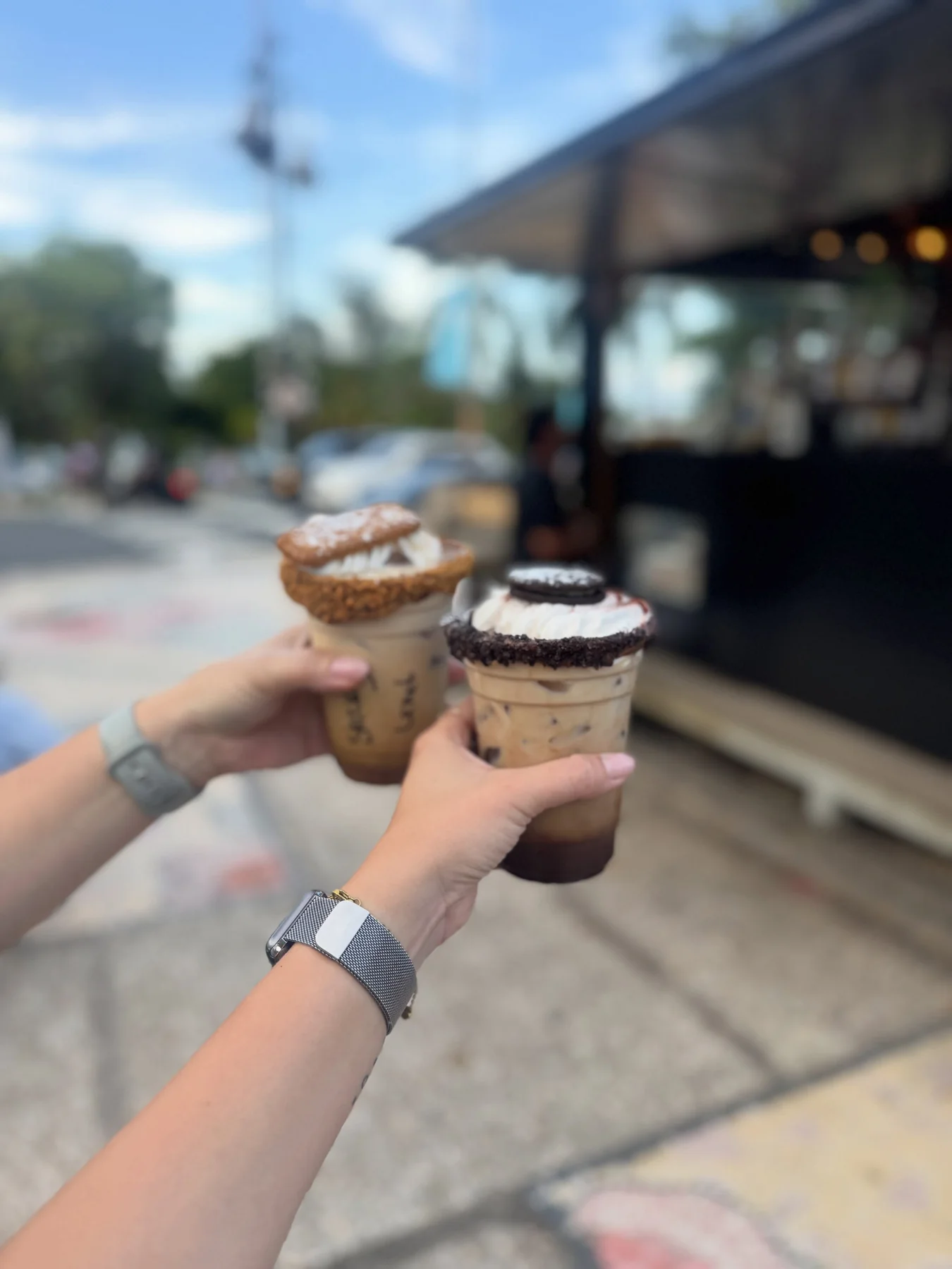Dos bebidas frías de La Mezcla frente al kiosco